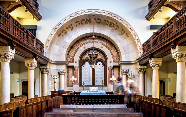 File:Interior da sinagoga de Lisboa, Shaarei Tikva.JPG - Wikipedia